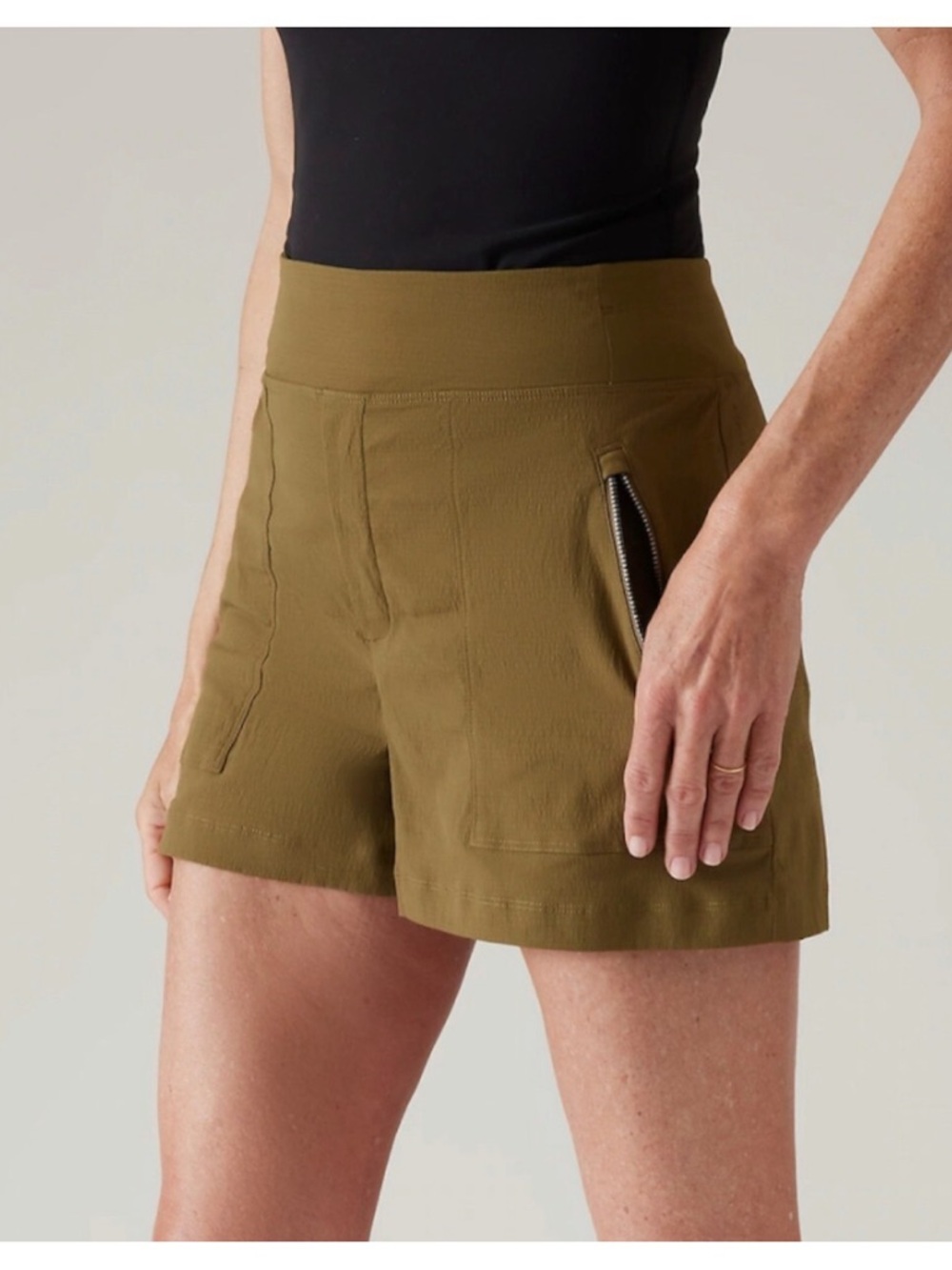 Athleta Women's Olive Green Trekkie North Mid-Rise Hiking shorts size 6